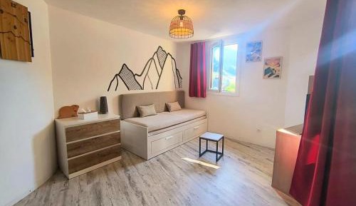 Apartment with Mountain View