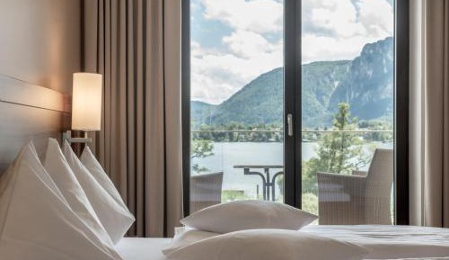 Double Room with Balcony and Lake View