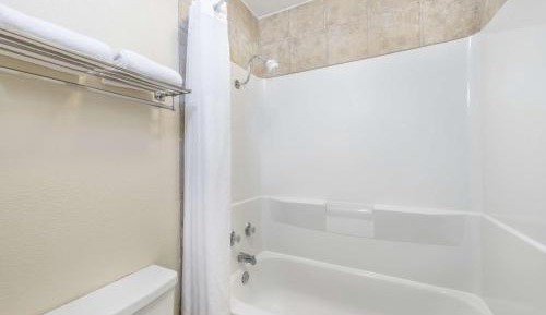 Queen Room with Bath Tub - Mobility/Hearing Accessible - Non-Smoking