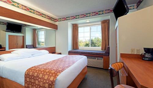 Queen Studio Suite - Disability Access/Non-Smoking 