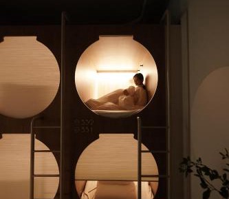 Female capsule upper floor