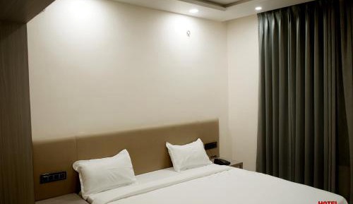 Deluxe Double Room (2 Adults + 1 Child)