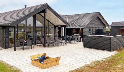 Eight-Bedroom Holiday Home
