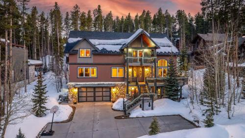 Nine-Bedroom Holiday Home