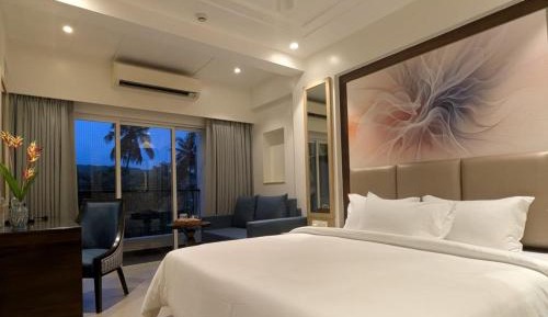 Meritas Signature Room with Balcony