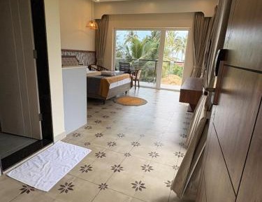 Deluxe Double Room with Side Sea View