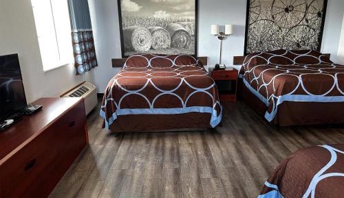 Studio Suite with Three Queen Beds - Non-Smoking