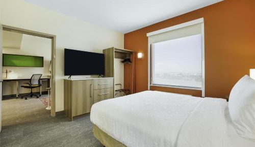 Queen Suite - Mobility Access/Non-Smoking