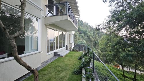 Three-Bedroom Apartment with Mountain View