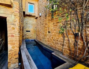 Apartment with Pool View 