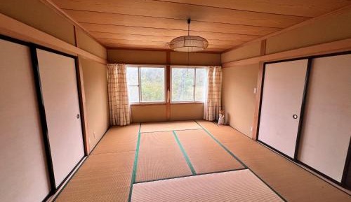 Family Room with Mountain View