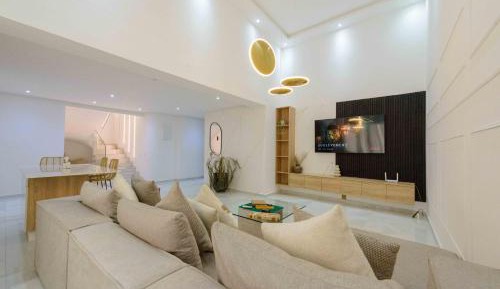 Three-Bedroom Deluxe Apartment