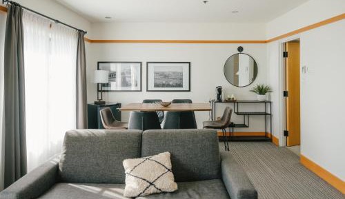 King Suite with Lake View