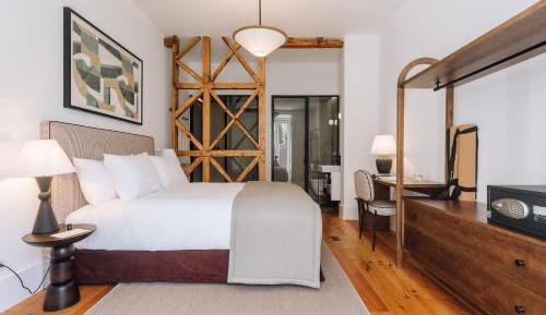 One-Bedroom Apartment with City View