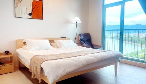 One-Bedroom Apartment with Sea View and Balcony