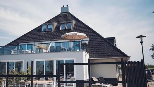 Four-Bedroom Apartment with Lake View
