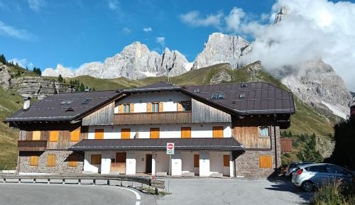 Apartment with Mountain View