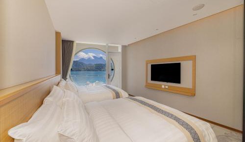 Standard Family Room with Lake View