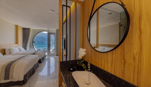 Deluxe Family Room with Lake View