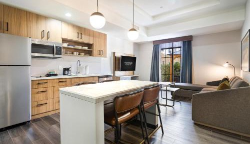 One-Bedroom King Suite - Non-Smoking