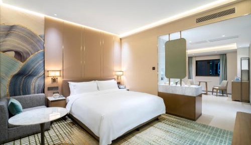 Vichan Queen Bed Boom