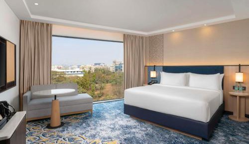 Deluxe King Room with City View