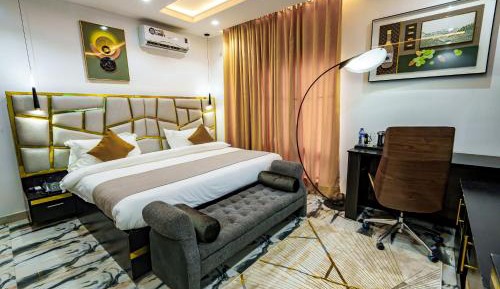 King Studio with Sofa Bed