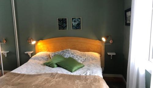 One-Bedroom Apartment with Lake View