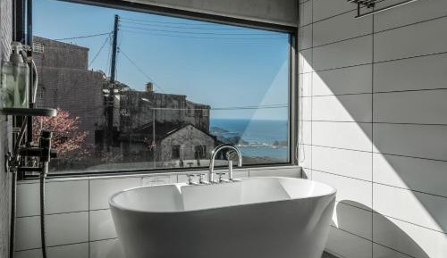 Deluxe Quadruple Room with Side Sea View and bathtub