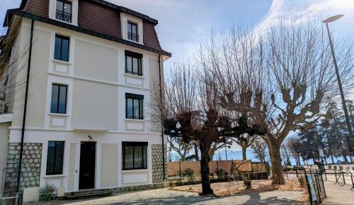 One-Bedroom Apartment with Lake View