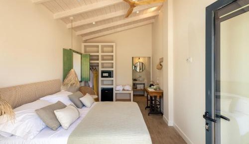 Queen Suite with Pool View