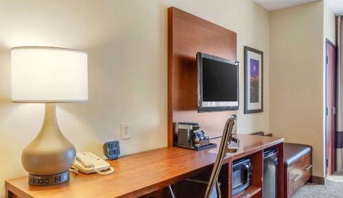 Suite with One King Bed and Two Queen Beds - Accessible/Non-Smoking