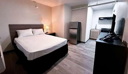 Studio Suite with One Double Bed and Roll-In Shower - Mobility Accessible - Non-Smoking