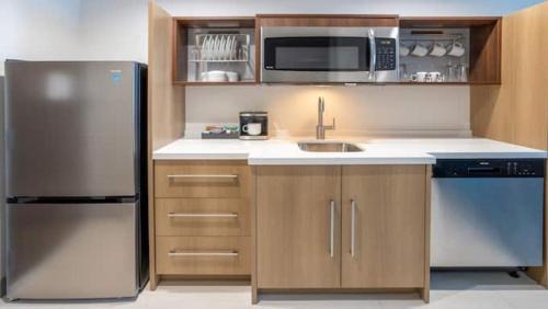 King Suite with Bath Tub - Mobility/Hearing Accessible