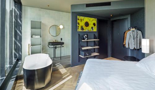 Deluxe King Room with Bath Tub
