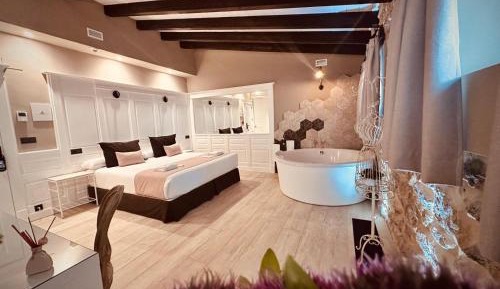 Habitación cama extragrande con bañera de hidromasaje 