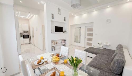 Deluxe One-Bedroom Apartment with Garden View