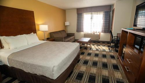 King Room - Non Smoking/Interior Hall