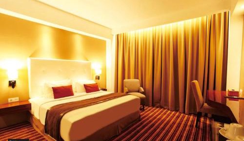 Deluxe Double Room (2 Adults + 1 Child)