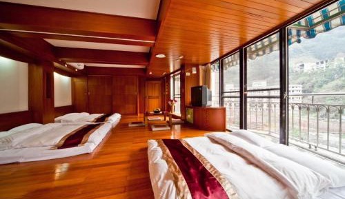 Family Room with Garden View