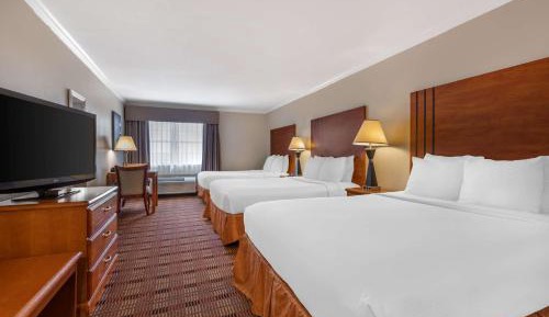 Queen Room with Three Queen Beds - Non-smoking