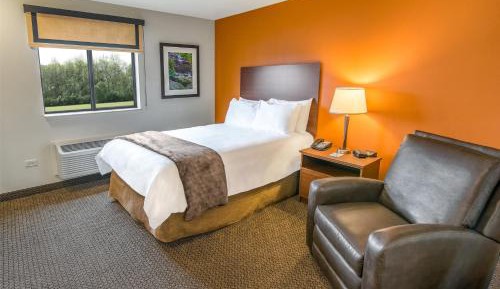 Queen Room - Mobility Accessible