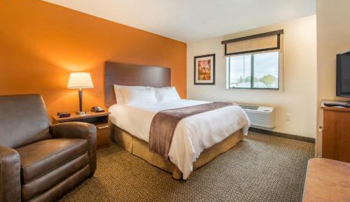 Queen Room with Recliner - Hearing Accessible