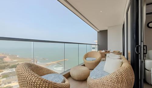 Deluxe One-Bedroom Apartment with Ocean View
