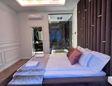 Queen Suite with Spa Bath