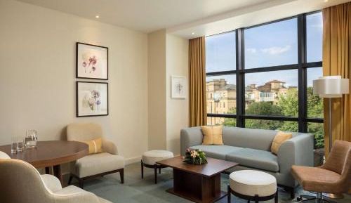 One-Bedroom King Suite - Lounge Access