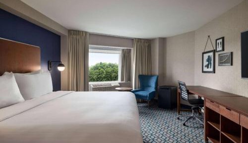 1 King Bed, Accessible (Mobility, Roll-In Shower), Non-Smoking