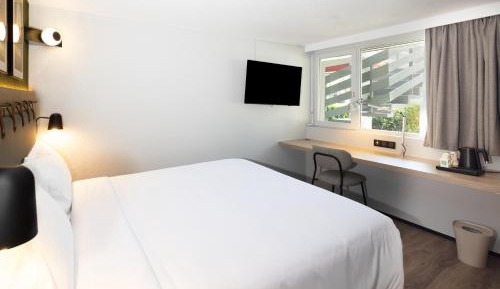 Standard Room - 1 Queen Bed