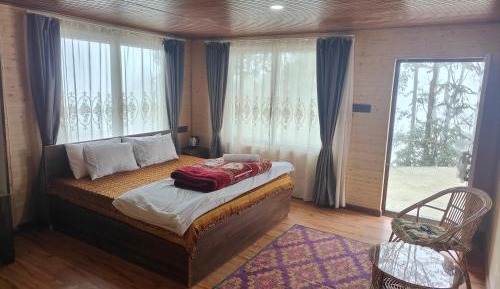 Deluxe Double Room (2 Adults + 1 Child)