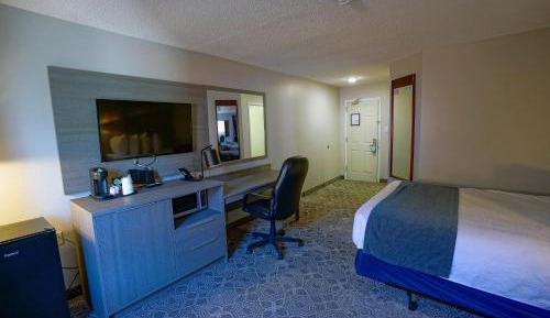 Deluxe Drive Up Room with One Queen Bed - Non-Smoking